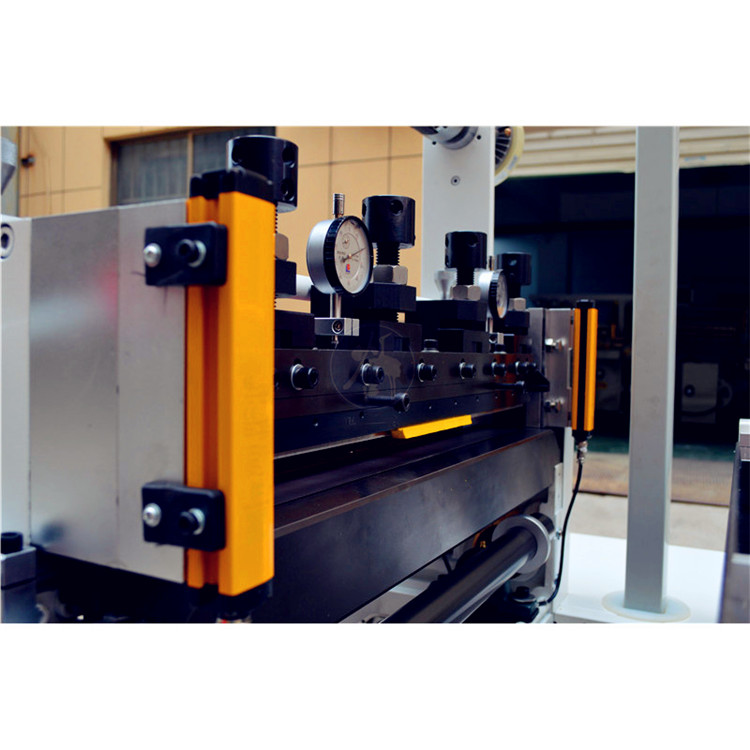Save Labor And Materials Automatic Sticker Tape Jump Cutting Laminating Machine