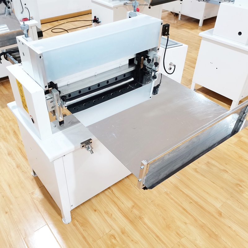 Automatic fabric strip cutting machine with automatic unwinding system 